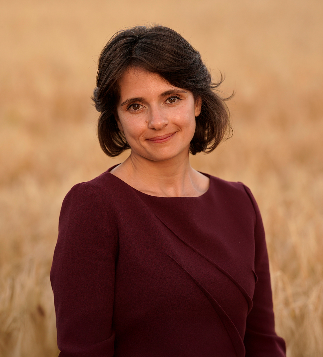 Sama Dabit, Heilpraktikerin für Psychotherapie, in einem weiten Feld in Düsseldorf – natürliche Umgebung als Symbol für Klarheit, Verbindung und psychotherapeutische Begleitung.